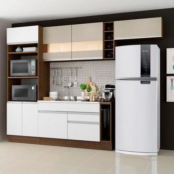 Cozinha com armários brancos e detalhes em madeira