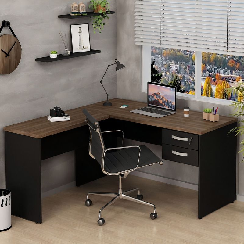 Escritório moderno com móveis em madeira clara e tons neutros