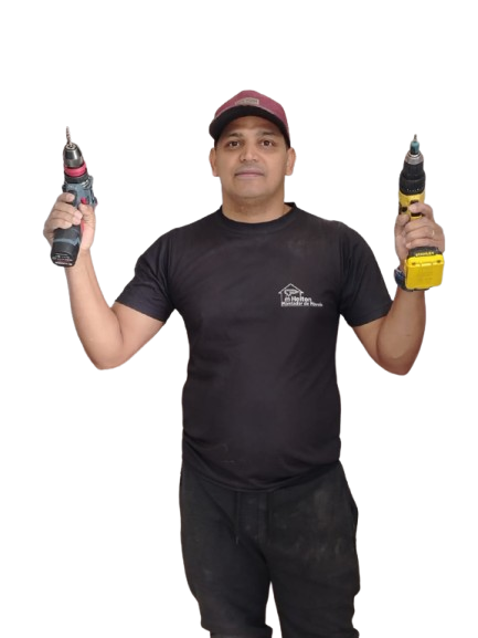 Mascote profissional simpático vestindo camisa amarela e capacete de segurança, sorrindo enquanto segura uma parafusadeira, representando confiança e profissionalismo na montagem de móveis