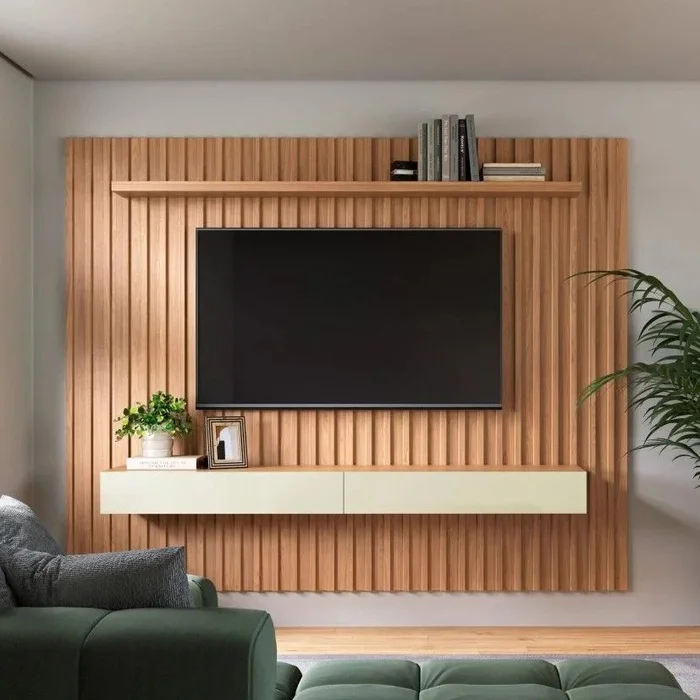 Sala de estar com móveis de madeira escura